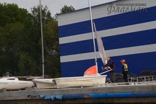 Яхты на пирсе на фоне Элленга